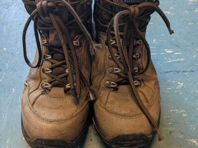 Die Wanderstiefel sind geschnürt