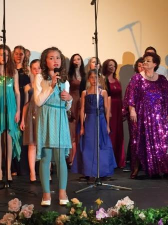 Die 10jährige Alessia Sobottke singt