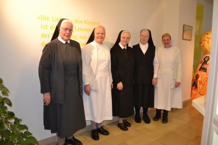 Sr. Kunigunde, Sr. Beatrix, Sr. Wiltrud, Sr. Agathe, Sr. Maria-Lucia (von links nach rechts)
