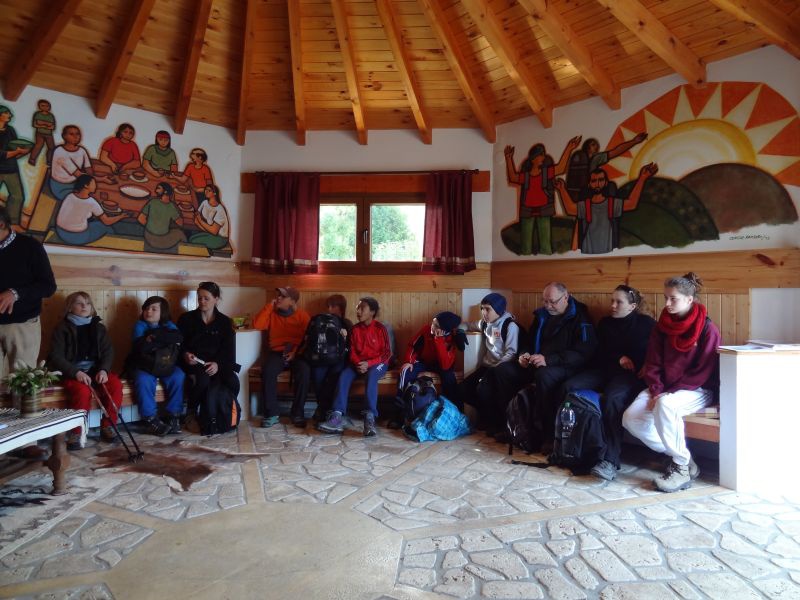 Kapelle in der ersten Herberge Geistlicher Beginn des ersten Pilgertages