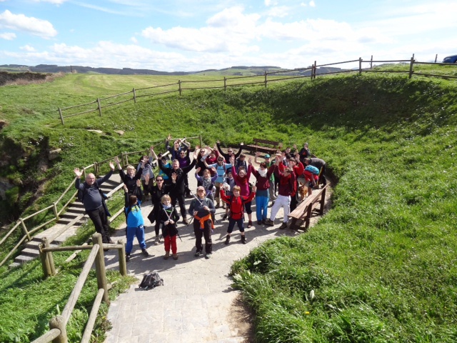 Eine große Pilgergruppe Gemeinsam in schöner Landschaft