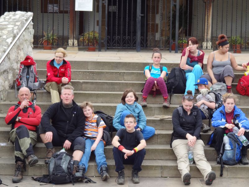 Pause im Schatten der Kirche Pause im Schatten der Kirche