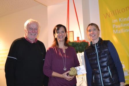 Spendenübergabe Chorleiter F. Limbach und Solistin A. Kern mit Heimleiterin S. Boddenberg