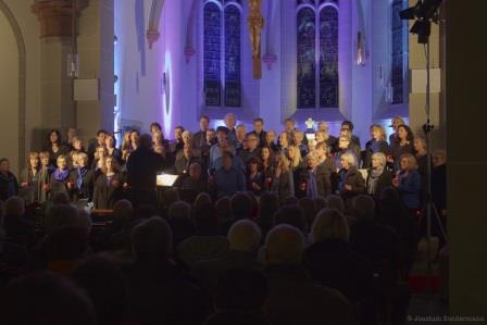 Da Capo Benefizkonzert Der Chor Da Capo im Altarraum der St. Dreifaltigkeitskirche