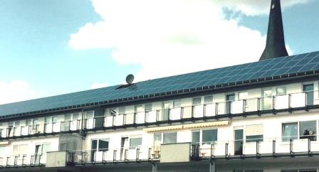 Die Solaranlage auf dem Dach des Jugendhauses.