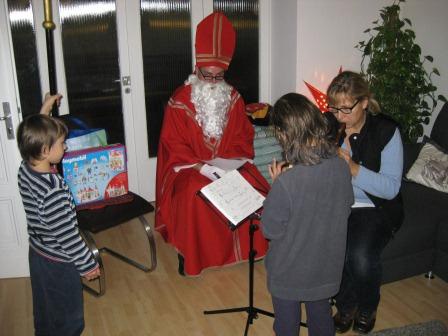 Nikolaus im Kinderheim Pauline Für den Nikolaus gab es so manche Vorführung
